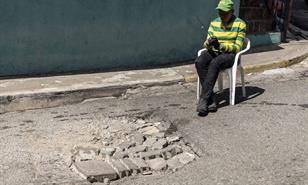 Hoyo por adoquines sueltos afecta a conductores en la Ciudad Colonial