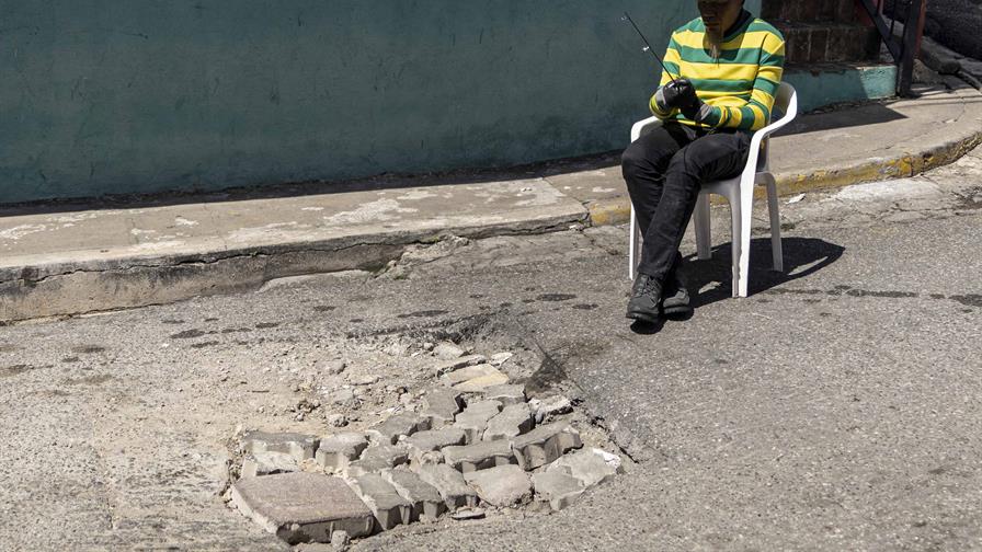 Hoyo por adoquines sueltos afecta a conductores en la Ciudad Colonial