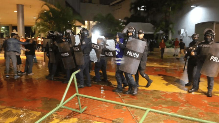 Refuerzan seguridad en el Parlamento de Honduras tras explosión que hirió a una diputada