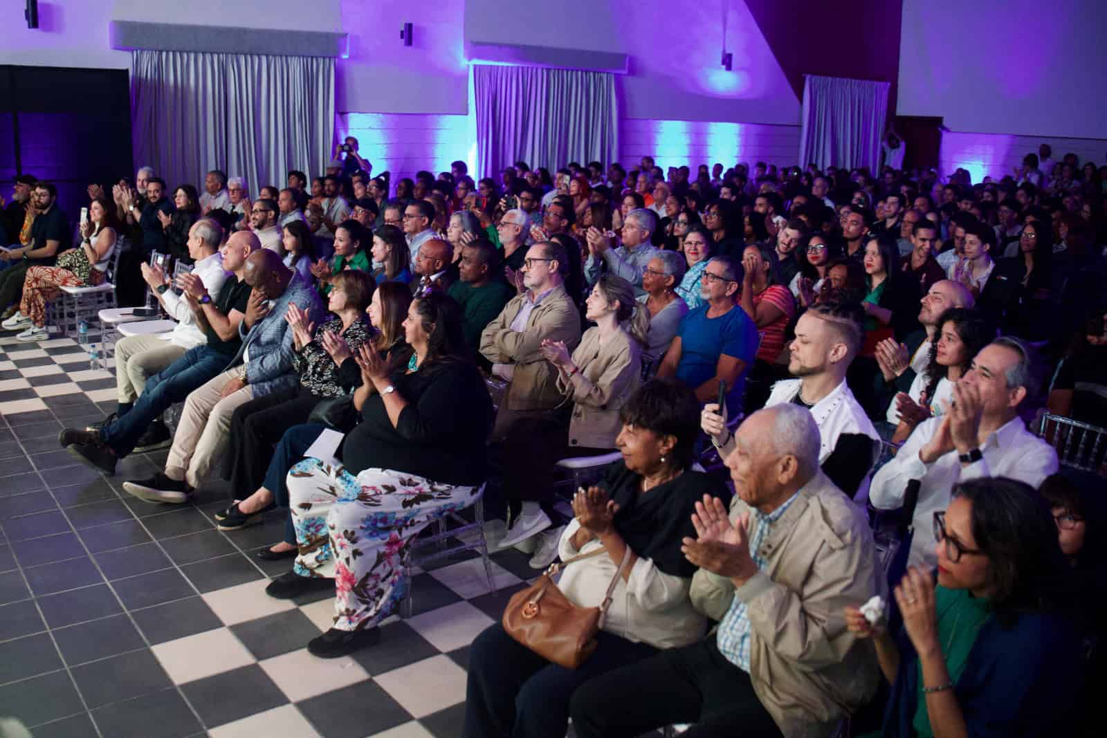 Masiva asistencia al acto.