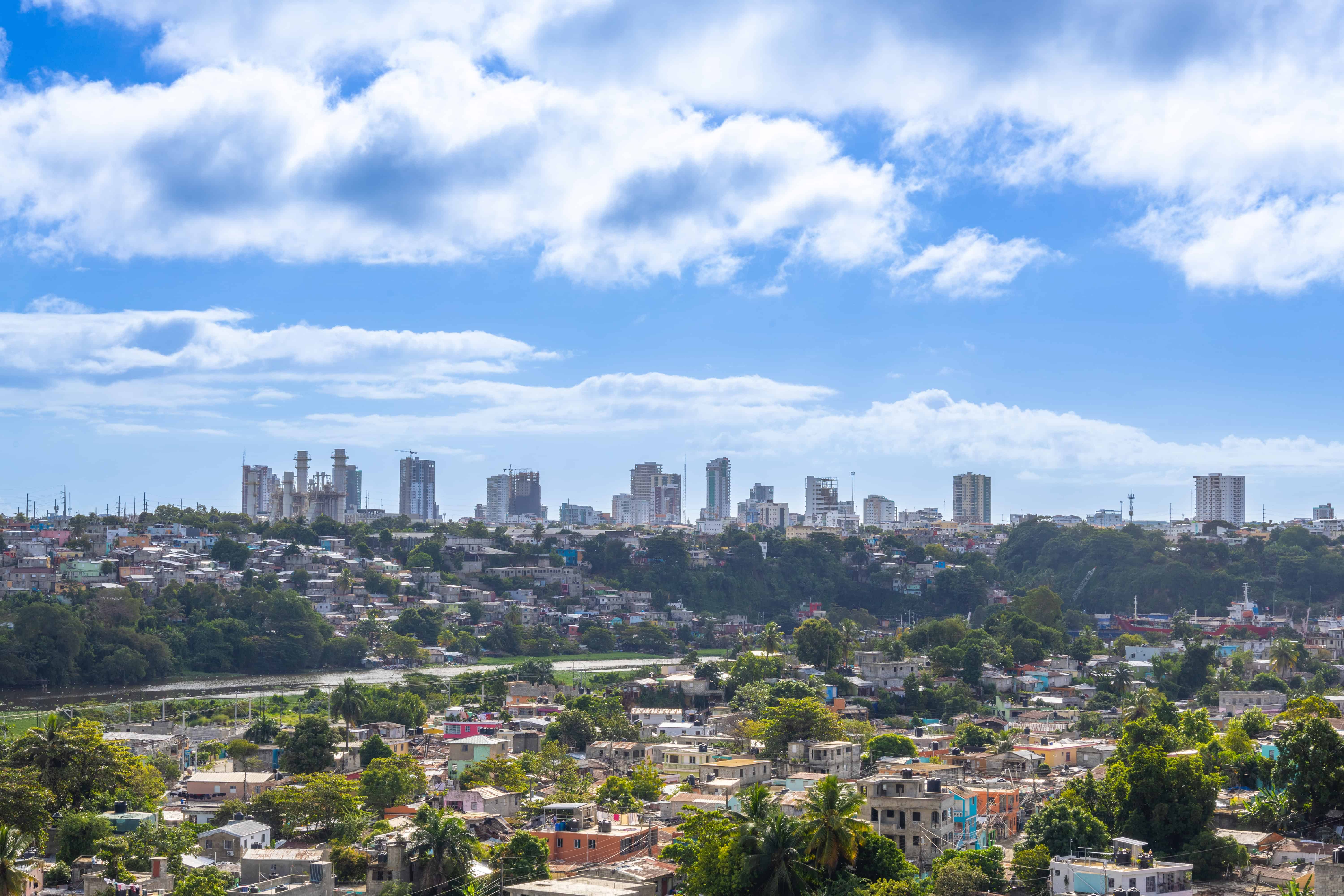 El contraste de como Alma Rosa se levanta detras de las casuchas de Los Mina.