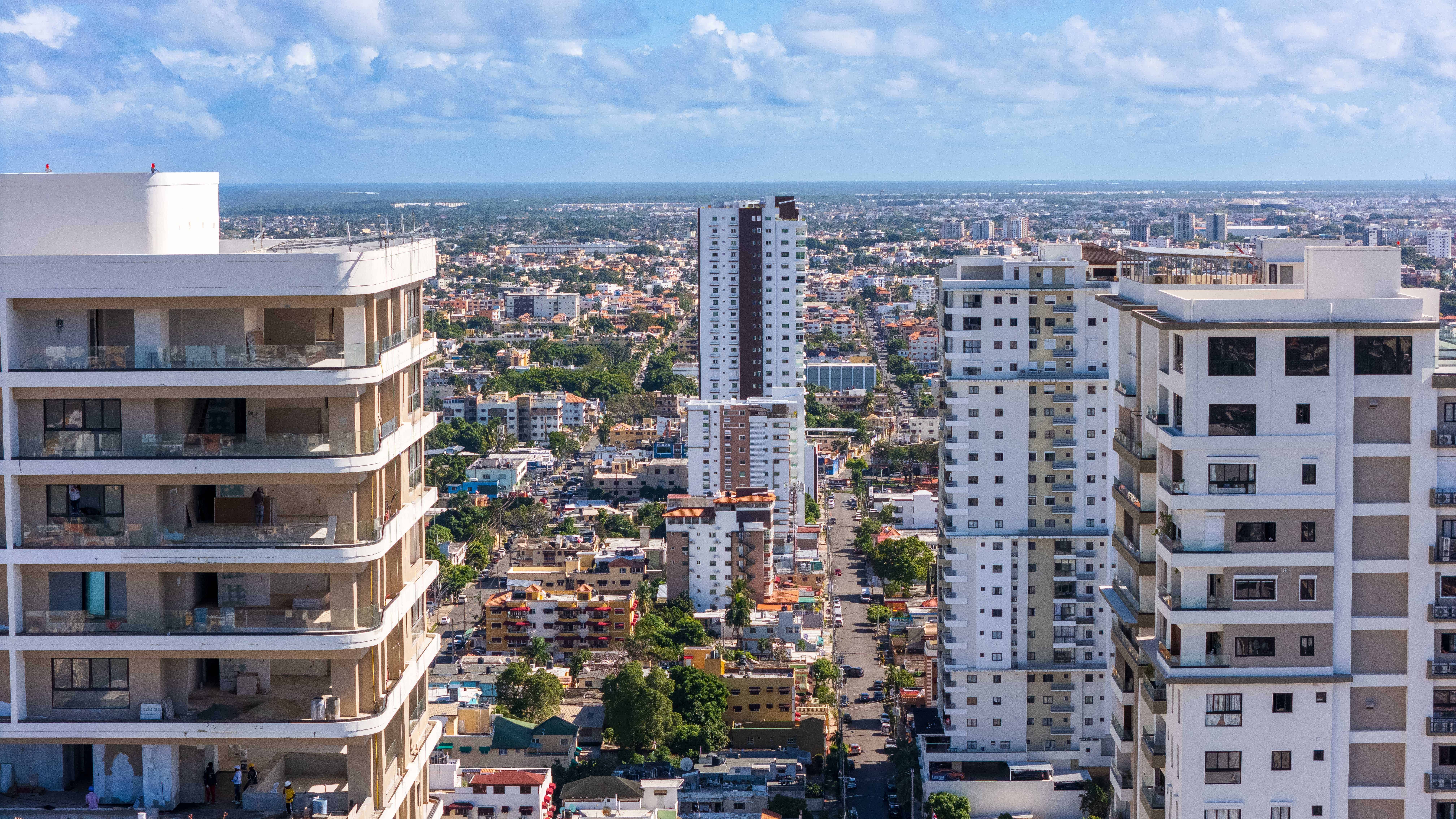 Torres modernas en Santo Domingo Este.