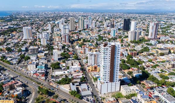 Santo Domingo Este dej&oacute; de mirar al Distrito: ahora mira al cielo y hacia el mar
