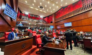 Senadores tambi&eacute;n rechazan despidos masivos en instituciones p&uacute;blicas