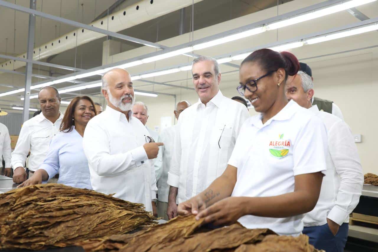 El presidente Luis Abinader (c), durante el recorrido por&nbsp;las instalaciones de la zona franca Alegr&iacute;a Farms, en el municipio de Las Matas de Farf&aacute;n, provincia San Juan este 10 de enero de 2026.