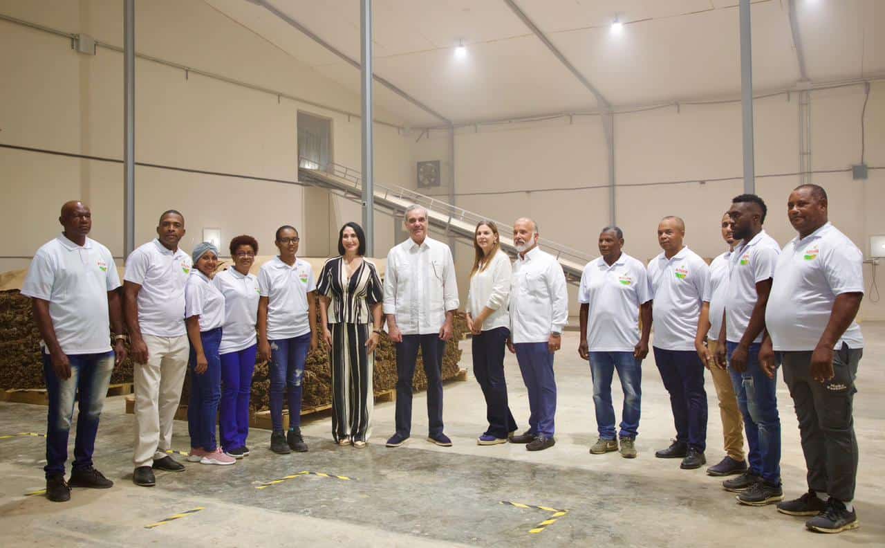 El presidente Luis Abinader y su esposa Raquel Arbaje (c), durante el recorrido por las instalaciones de la zona franca Alegr&iacute;a Farms, en el municipio de Las Matas de Farf&aacute;n, provincia San Juan este 10 de enero de 2026.