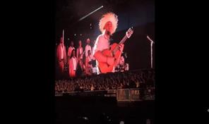 Bad Bunny sorprende al p&uacute;blico chileno al rendir tributo al cantautor V&iacute;ctor Jara