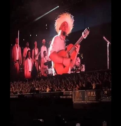 Bad Bunny sorprende al p&uacute;blico chileno al rendir tributo al cantautor V&iacute;ctor Jara