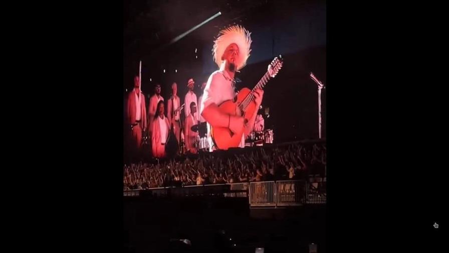 Bad Bunny sorprende al p&uacute;blico chileno al rendir tributo al cantautor V&iacute;ctor Jara