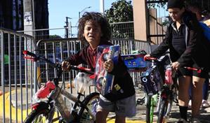 Busc&aacute;bamos hasta en zafacones..., y lo logr&eacute;: la satisfacci&oacute;n de canjear pl&aacute;sticos por juguetes