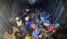 Detienen furg&oacute;n con 52 haitianos indocumentados frente a la fortaleza de Mao