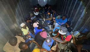 Detienen furg&oacute;n con 52 haitianos indocumentados frente a la fortaleza de Mao