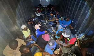 Detienen furg&oacute;n con 52 haitianos indocumentados frente a la fortaleza de Mao