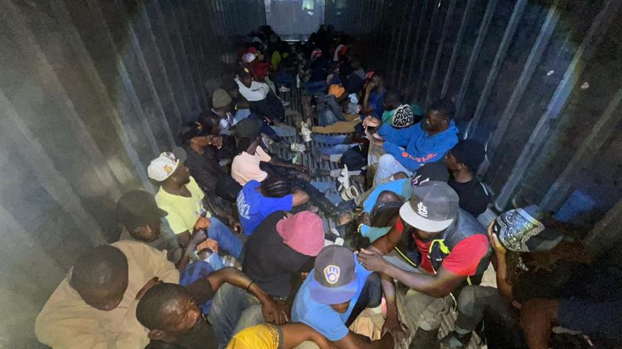 Detienen furg&oacute;n con 52 haitianos indocumentados frente a la fortaleza de Mao