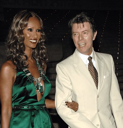 La modelo Iman homenajea a David Bowie con un tatuaje en el 10 aniversario de su muerte