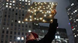 Miles protestan en Estados Unidos tras muerte de mujer en redada del ICE