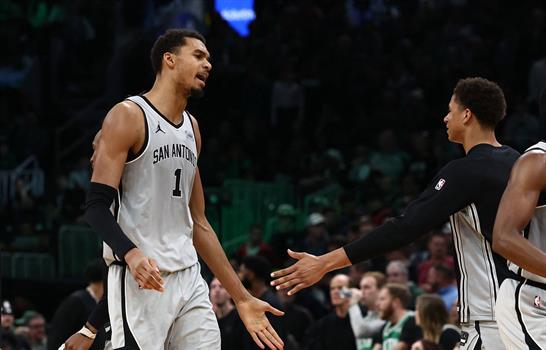 Spurs inician racha fuera de casa con triunfo y los Pistons sufren ausencias