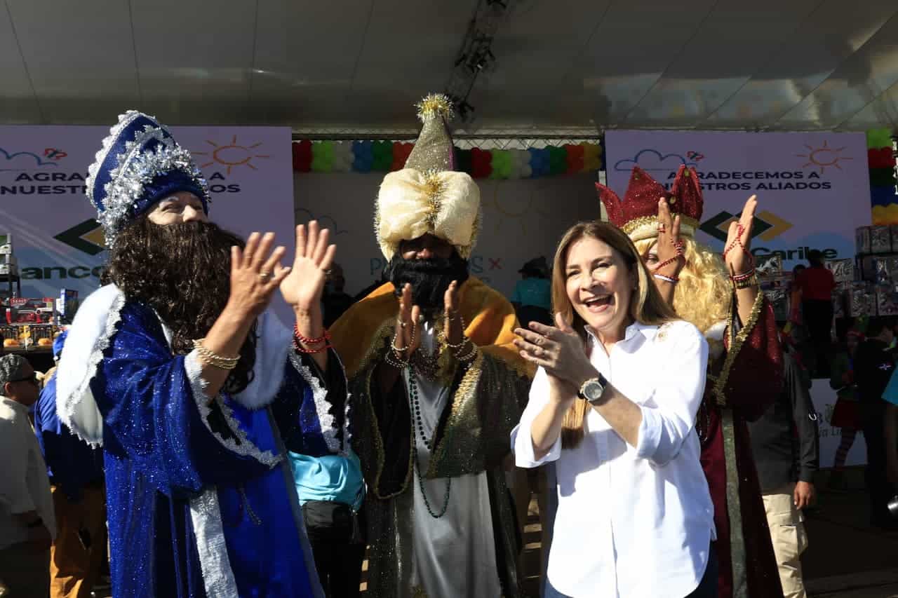 La alcaldesa Carolina Mej&iacute;a comparte con los Reyes Magos durante la sexta edici&oacute;n del intercambio Pl&aacute;sticos por Juguetes.&nbsp;