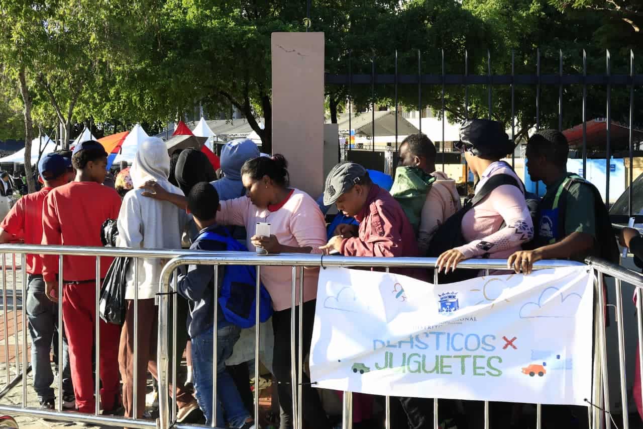 Decenas de familias formaron largas filas para participar en el intercambio de botellas pl&aacute;sticas por juguetes.