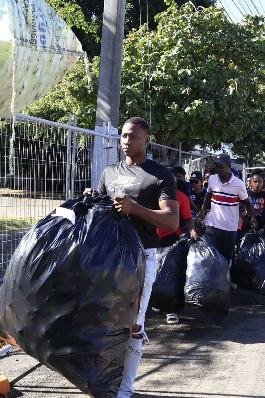 Durante la sexta edici&oacute;n del intercambio Pl&aacute;sticos por Juguetes. 