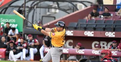 Las &Aacute;guilas alcanzan el segundo puesto tras apalear a los Gigantes