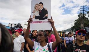 Chavistas oran en una plaza de Caracas por la libertad de Nicol&aacute;s Maduro y Cilia Flores