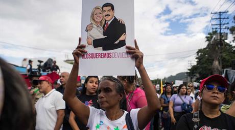 Chavistas oran en una plaza de Caracas por la libertad de Nicol&aacute;s Maduro y Cilia Flores