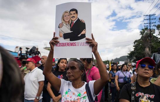 Chavistas oran en una plaza de Caracas por la libertad de Nicol&aacute;s Maduro y Cilia Flores