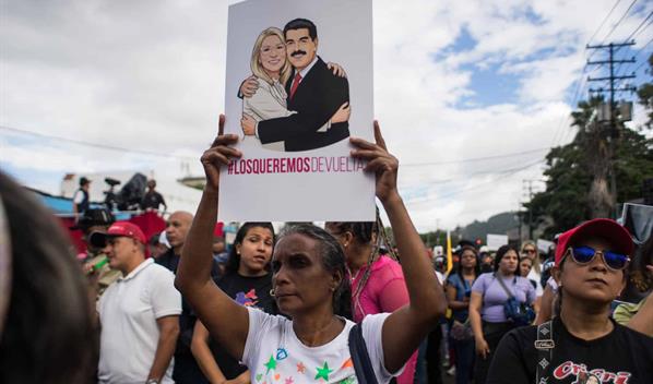 Chavistas oran en una plaza de Caracas por la libertad de Nicol&aacute;s Maduro y Cilia Flores