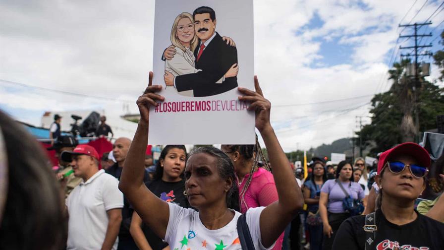 Chavistas oran en una plaza de Caracas por la libertad de Nicol&aacute;s Maduro y Cilia Flores