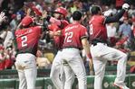 Leones se acomodan en el liderato del round robin al extender mal momento de Toros con triunfo 7-2