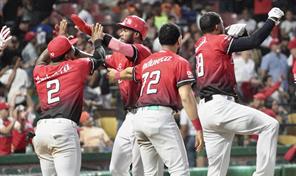Leones se acomodan en el liderato del round robin al extender mal momento de Toros con triunfo 7-2