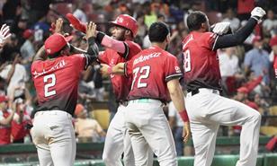Leones se acomodan en el liderato del round robin al extender mal momento de Toros con triunfo 7-2