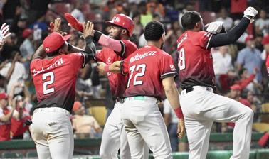 Leones se acomodan en el liderato del round robin al extender mal momento de Toros con triunfo 7-2