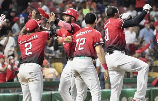 Leones se acomodan en el liderato del round robin al extender mal momento de Toros con triunfo 7-2