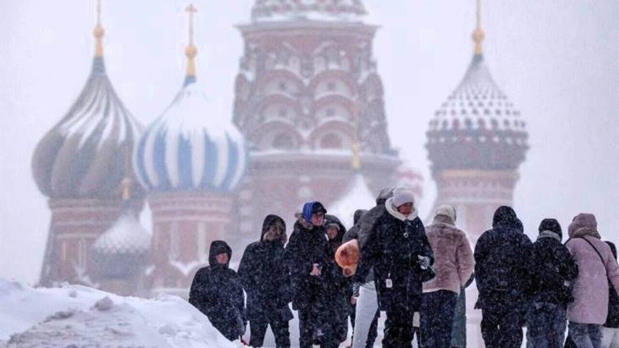 Los rusos vuelven al trabajo con sus ciudades colapsadas por la nieve