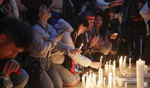 Miles de personas se re&uacute;nen en Bogot&aacute; para despedir con m&uacute;sica y velas a Yeison Jim&eacute;nez