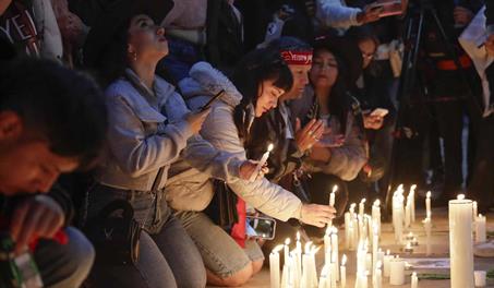 Miles de personas se re&uacute;nen en Bogot&aacute; para despedir con m&uacute;sica y velas a Yeison Jim&eacute;nez