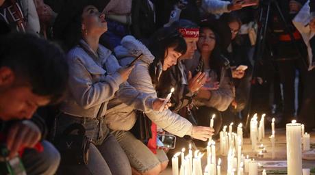Miles de personas se re&uacute;nen en Bogot&aacute; para despedir con m&uacute;sica y velas a Yeison Jim&eacute;nez