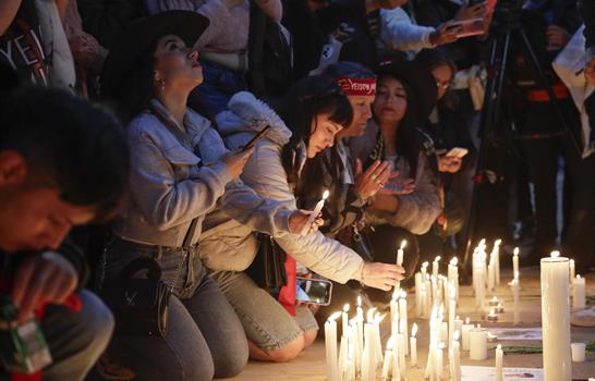 Miles de personas se re&uacute;nen en Bogot&aacute; para despedir con m&uacute;sica y velas a Yeison Jim&eacute;nez