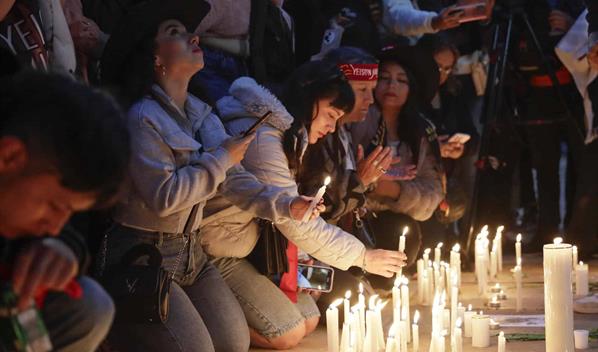 Miles de personas se re&uacute;nen en Bogot&aacute; para despedir con m&uacute;sica y velas a Yeison Jim&eacute;nez