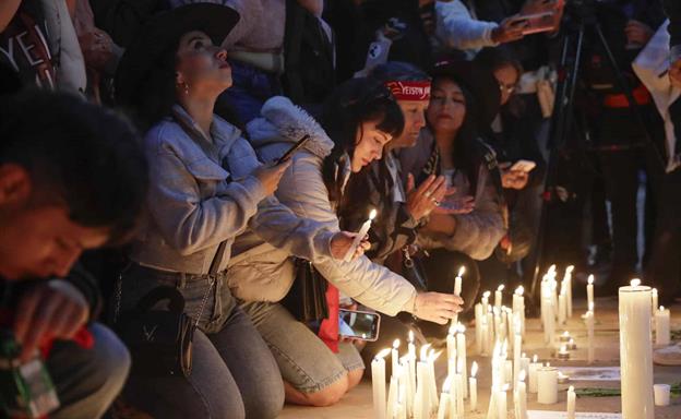 Miles de personas se re&uacute;nen en Bogot&aacute; para despedir con m&uacute;sica y velas a Yeison Jim&eacute;nez