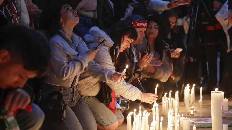 Miles de personas se re&uacute;nen en Bogot&aacute; para despedir con m&uacute;sica y velas a Yeison Jim&eacute;nez