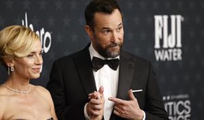 Noah Wyle le arrebata a Diego Luna el Globo de Oro a mejor actor masculino en serie