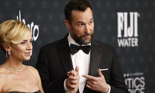 Noah Wyle le arrebata a Diego Luna el Globo de Oro a mejor actor masculino en serie