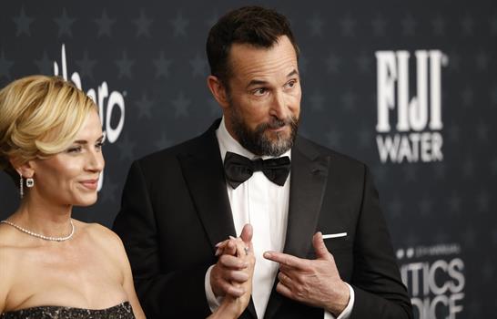 Noah Wyle le arrebata a Diego Luna el Globo de Oro a mejor actor masculino en serie