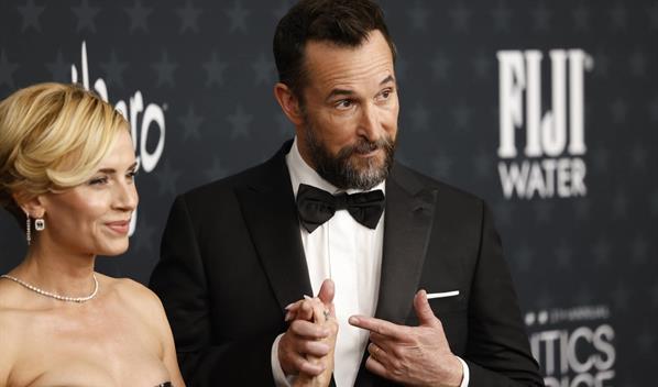 Noah Wyle le arrebata a Diego Luna el Globo de Oro a mejor actor masculino en serie