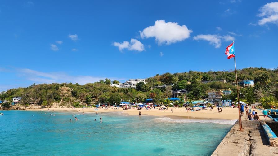 Rescatan a un surfista de 68 a&ntilde;os de un &aacute;rea rocosa en el noroeste de Puerto Rico