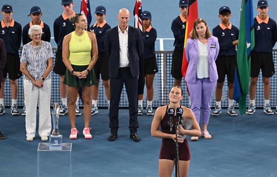 Sabalenka pide matrimonio a su pareja; Kostyuk le niega el saludo y recuerda la guerra