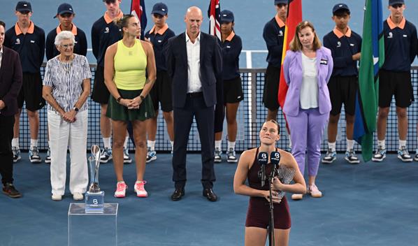 Sabalenka pide matrimonio a su pareja; Kostyuk le niega el saludo y recuerda la guerra